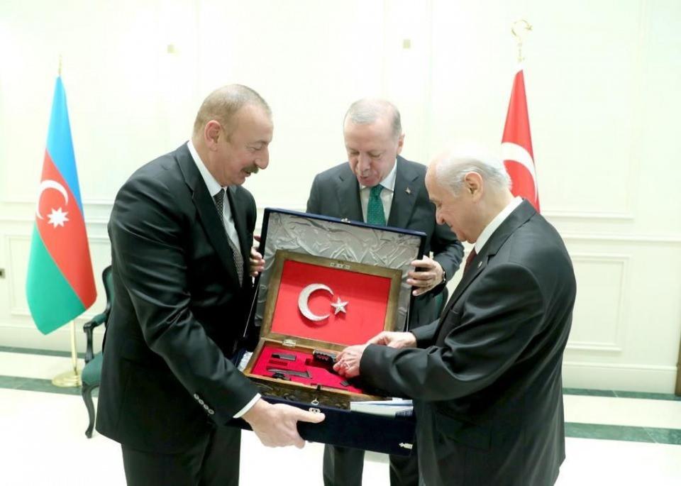 <p><strong>“KARABAĞ FATİHİ”</strong></p>

<p> </p>

<p>MHP Lideri Bahçeli, Azerbaycan Cumhurbaşkanı Aliyev’e altın kabzalı yerli üretim Sarsılmaz silah hediye etti. Hediyenin üzerine “Karabağ Fatihi” yazıldı.</p>
