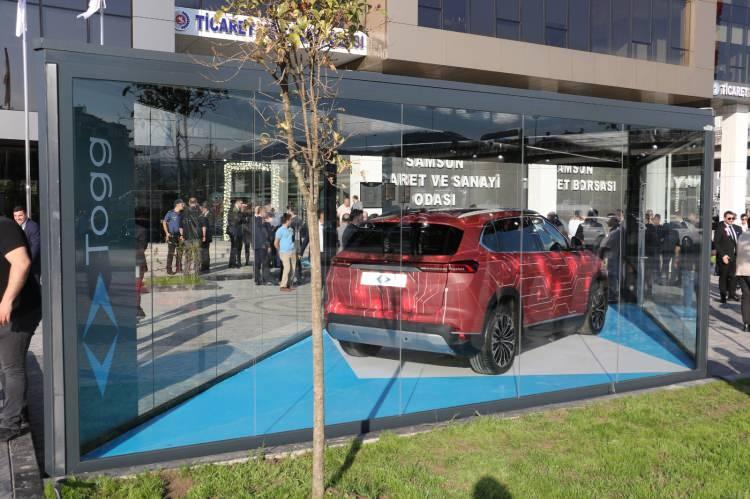 <p><strong>“DÜNYANIN EN BÜYÜK ŞİRKETLERİ TEKNOLOJİDEN ÇIKIYOR”</strong><br />
<br />
Zuckerberk, Elon Musk ve Jack Ma gibi girişimcilerin ortak özelliklerine değinerek konuşmasını sürdüren Hisarcıklıoğlu, “Günümüzün büyük şirketleri teknoloji şirketleridir. Genç girişimciler ve şirketleri artık sıkça görünüyor. Zuckerberk, bugün piyasa değeri 1 trilyon dolar olan Facebook’u 23 yaşında kurarken, Whatsapp 55 çalışanıyla 24 milyar dolarlık marka değerine ulaştı. Elon Musk adında bir girişimcinin kurduğu ve dünyanın en değerli otomotiv şirketi olan Tesla, diğer tüm otomotiv şirketlerinin toplamından daha değerli. Bir bilgisayar, iyi bir fikir ve azimle, kendi işimizi kurmak mümkün. Bunlar başka ülkede olur ama bizde olmaz gibi düşünceye kapılabilirsiniz. Fakat geçen sene, tam 129 Türk girişimine, yurt dışından 1,3 milyar dolar yatırım yapıldı. Bu yatırımları alan şirketlerin çoğunu da sizler gibi Üniversite öğrencisi veya okulu yeni bitirmiş gençler kurdu. Şimdi bunlar için, ‘kodlama bilmek filan lazım’ diyen olur. Bizim Ankara ETÜ mezunu bir kardeşimiz, Hediye Sönmez, memleketine döndü ve babasının tarlasındaki narenciyeyi internetten tüm ülkeye satmaya başladı. Yani demem o ki, fırsatlar çok” şeklinde konuştu.</p>