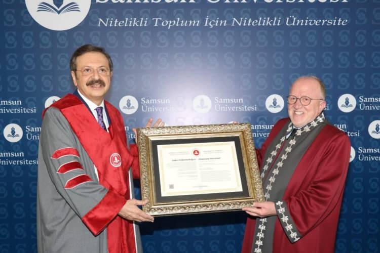<p><strong>HİSARCIKLIOĞLU’NA FAHRİ DOKTORA</strong><br />
<br />
Samsun Üniversitesi’nde düzenlenen törende Rektör Prof. Dr. Mahmut Aydın tarafından M.Rifat Hısarcıklıoğlu’na fahri doktora unvanı verildi. Programda Ondokuz Mayıs Üniversitesi Rektörü Prof. Dr. Yavuz Ünal, Samsun Ticaret ve Sanayi Odası Başkanı Salih Zeki Murzioğlu, 19 Mayıs Belediye Başkanı Osman Topaloğlu, akademisyenler ve öğrenciler hazır bulundu.</p>
