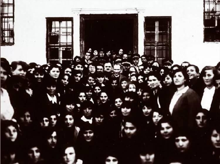 <p>Atatürk, 13 Kasım 1937'de Sivas Lisesi'nde öğrencilerle hatıra fotoğrafı çektirdi. </p>
