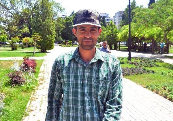 <p>Bisikletiyle dolaşan İbrahim Uyar ise sıcaktan rahatsız olan insanları anlamadığını söyleyerek,</p>
<p>"Kış olunca ‘çok soğuk’ diyorlar. Yaz olunca sıcaktan şikayet ediyorlar. Oysa sıcak da soğuk da bizim için. Sıcaklar sayesinde meyve, sebze yetişiyor" diye konuştu</p>