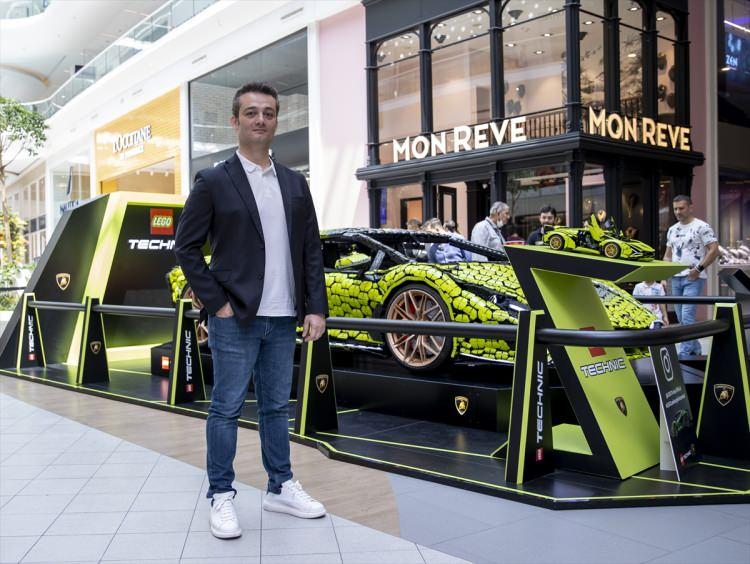 <p>Öte yandan, Lamborghini Sian FKP 37 modeli, Çek Cumhuriyeti, Kladno'da tasarımcı, mühendis ve LEGO yapım uzmanlarından oluşan 15 kişilik bir ekip tarafından geliştirilerek 8 bin 660 saat çalışma süresiyle bir araya getirildi. LEGO Technic modeli aracın orijinal boyutları ile aynı olacak şekilde, 4.980 mm uzunluk, 2 bin 101 mm genişlik ve 1.133 mm yüksekliğe sahip.</p>
