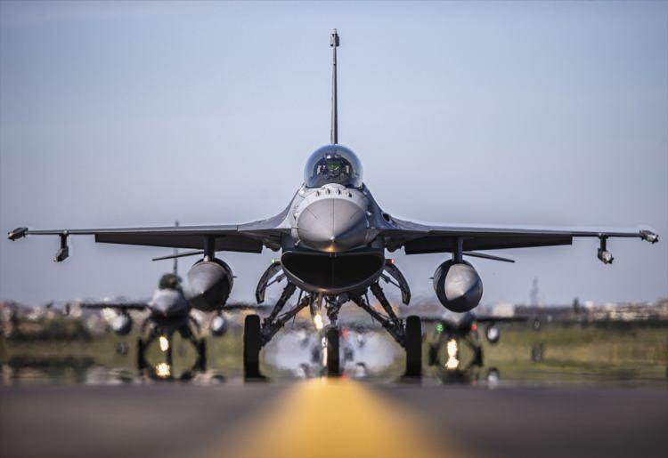 <p><strong>- F-16'ların gece gözü "LANTIRN" sistemi</strong></p>
<p>Türkiye'nin gökyüzündeki en vurucu gücü F-16'ların gündüzleri "kartal", geceleri "yarasa"ya dönüşmesini sağlayan ise LANTIRN (Low Altitude Navigation and Targeting InfraRed for Night-Gece için Alçak İrtifa Seyrüsefer ve Hedefleme Kızılötesi Işını) sistemi.</p>
<p> </p>