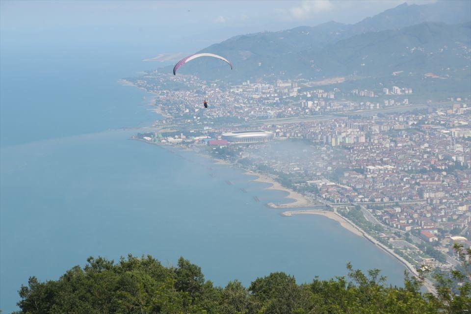 <p>Teleferikle yaklaşık 8 dakikada Boztepe'ye çıkan adrenalin tutkunları, paraşütleriyle kendilerini boşluğa bırakarak yeşil ve mavinin tadını aynı anda çıkarıyor.</p>
<p> </p>