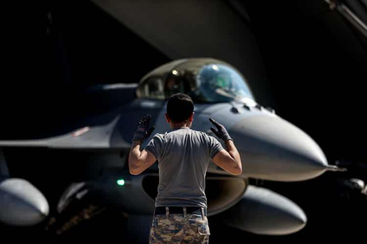 <div><strong>- F-16'lar yüzlerce çalışanın emeğiyle havalanıyor</strong></div>

<div> </div>

<div>Hem fiziksel hem de psikolojik dayanıklılığın korunması için düzenli spor, uyku ve sağlıklı beslenme, savaş jeti pilotlarının yaşamının "olmazsa olmaz" parçasını oluşturuyor.</div>

<div> </div>

<div> </div>
