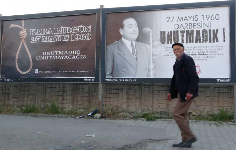 <p>Cumhuriyet Halk Partisi’nin (CHP) kampa girdiği Van'da, caddelerdeki reklam panolarına "Menderes’i astınız, Özal’ı zehirlediniz, Erdoğan’ı yedirmeyiz" afişleri asıldı.</p>
