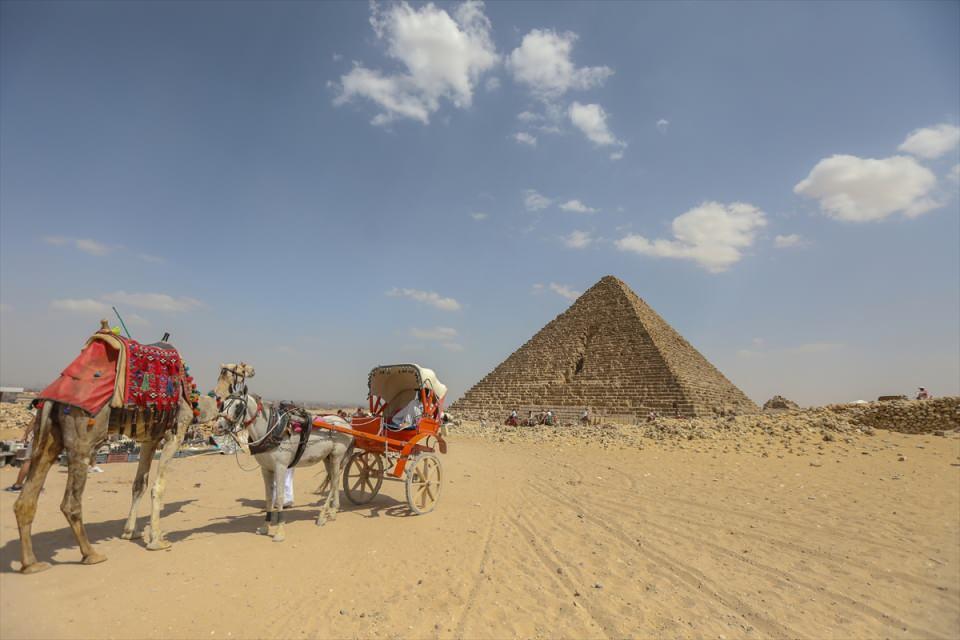 <p>Mısır’ın Giza kentindeki Keops, Kefren ve Mikerinos piramitleri yerli ve yabancı turistlerin yıllardır uğrak noktası olma özelliğini taşıyor.</p>
