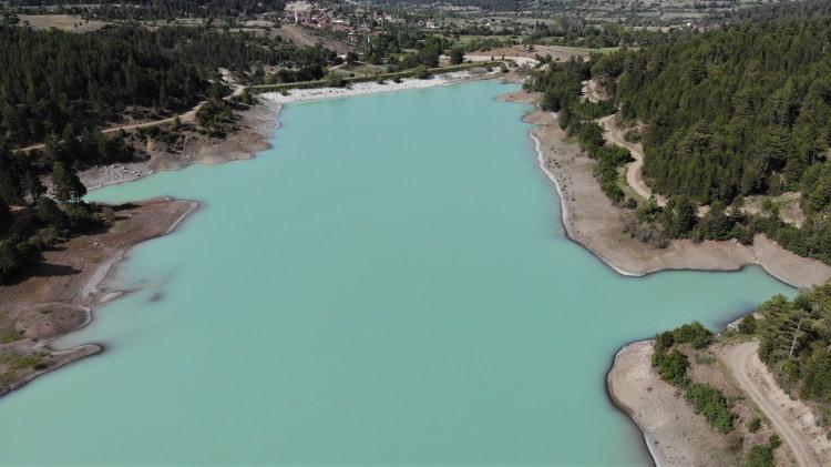 <p>Köylerinde bulunan göletin her yıl 1 ay muhteşem bir görünüme kavuştuğunu ifade eden Karaca Mahalle Muhtarı Emin Konuk, "Her yıl bu mevsimde çam ağaçlarından uçan polenler göletimizi bu renge dönüştürüyor.</p>
