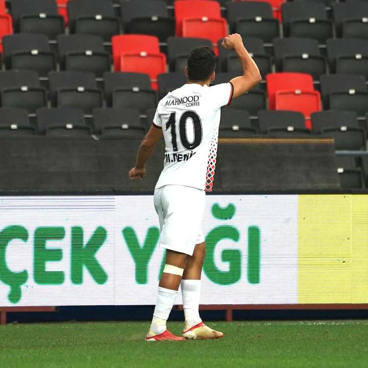 <p>Süper Lig'in 6. haftasında Gaziantep-Medipol Başakşehir müsabakasının 10. saniyesinde fileleri havalandıran ev sahibi ekibin golcüsü Muhammet Demir, Süper Lig'de bilinen en erken golü kaydetti.</p>
