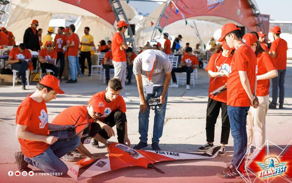 <p>Festivalde sergilenecek uçaklar, insansız hava araçları, helikopterler ve zırhlı araçlar da alandaki yerlerini aldı. </p>
