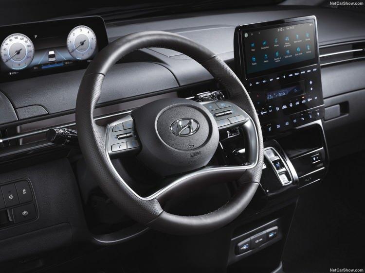 <p>Hyundai’nin yeni MPV modeli STARIA, Türkiye'de satışa sunuldu.<br />
<br />
STARIA'nın merakla beklenen fiyatı da açıklandı.</p>
