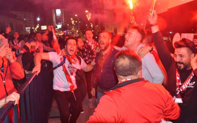 <p>Atatürk Olimpiyat Stadyumu'nda oynanacak final maçına gitmek isteyen vatandaşlar, akşam saatlerinde otobüslerin kalkacağı tarihi Cumhuriyet Meydanı'na geldi.</p>
