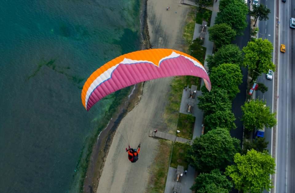 <p>Yıldırım, hava şartlarına bağlı olarak sezonun bu sene gecikmeli açıldığını belirterek "Boztepe'den yamaç paraşütü yapanlar hem yeşil hem de mavinin tadını aynı anda çıkarıyor. Kuşbakışı seyrine doyum olmayan Ordu, bu alanda çok ciddi yol aldı. Tek başına uçan pilotlarımız var, bir de yolcuyla çiftli uçuşlarımız var. Sezonda çiftli uçuşlarımız yılda yaklaşık 500 civarında, il içinden ve dışından gelen pilotların tekli uçuşları da yaklaşık 2 bin oluyor." dedi.</p>
<p> </p>