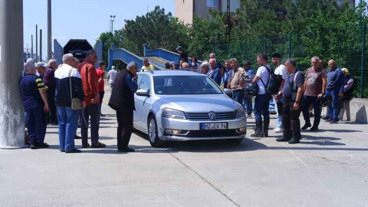 <p>Ana vatan Türkiye'ye geldikleri için mutlu olduklarını söyleyen gurbetçiler, Türk bayrağını görür görmez duygu dolu anlar yaşadıklarını söyledi.</p>
