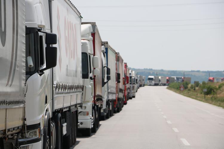 <p>Bu sabah saat 06.00’da otobandan ayrıldım ve navigasyondan baktım 40 kilometre yani biz burada 4 gün bekleyeceğiz.</p>
