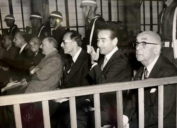 <p>Takvimler 1960 yılını gösterdiğinde, Türkiye Cumhuriyeti 37 yaşındaydı. İktidarda, 10 yıl önce ülkedeki tek parti devrine son veren Demokrat Parti (DP) bulunuyordu. Başbakan koltuğunda 14 Mayıs 1950 ve 2 Mayıs 1954 seçimlerinden zaferle çıkan Adnan Menderes oturuyordu, Cumhurbaşkanı ise Celal Bayar'dı.</p>

<p> </p>

<p> </p>
