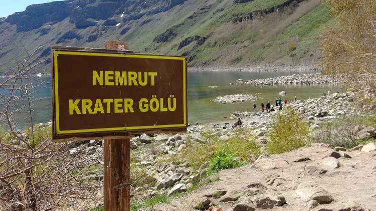 <p>Çok beğendiğimi ifade etmek istiyorum. Göl ve doğa merakım çok çok fazladır. Dağları da çok severim. Bu anlamda Nemrut Krater Gölü, gördüğüm nadir yerlerden birisi olduğunu düşünüyorum” dedi.</p>
