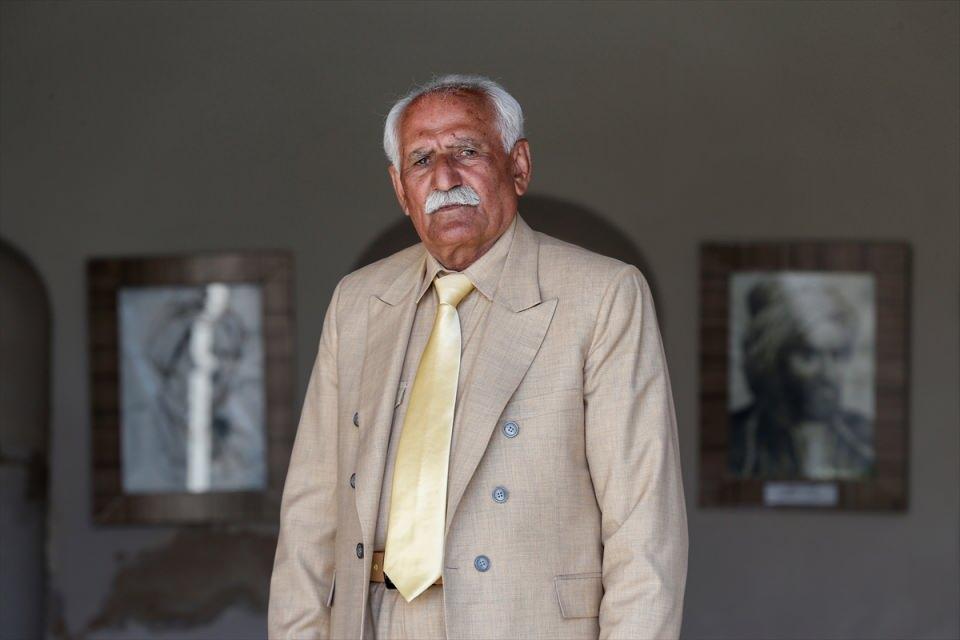 <p>Tanıyanların kendisinden "Aziz amca", tanımayanların ise "renkli adam" olarak söz ettiği Serim, ilçede gezerken vatandaşlardan büyük ilgi görüyor, hatıra fotoğraf çektirmek isteyenlerle de öz çekim yaptırıyor.</p>

<p> </p>
