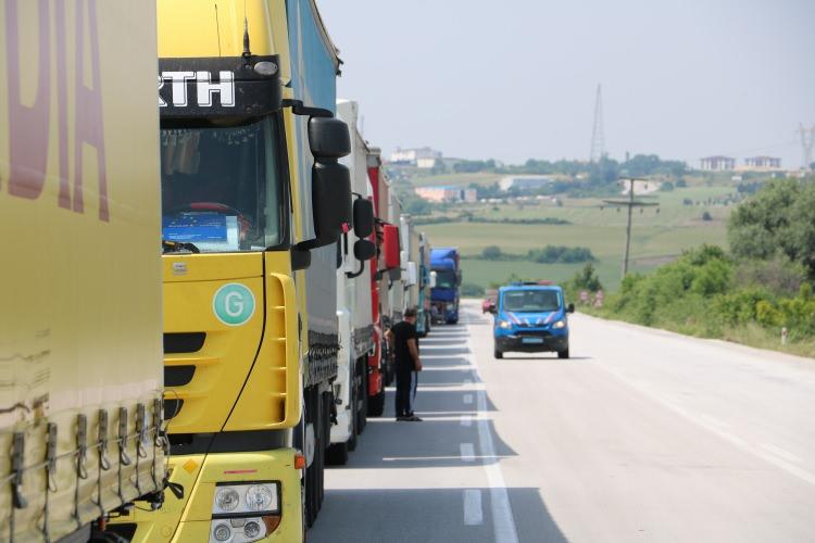 <p>Bulgar tarafından sıkıntı çekiyoruz. Bulgarlar zamanında maaşlarını almadı diye bu çileyi çekiyoruz. Kuyruk yaklaşık gişelere kadar gitmiş durumda 40’ın üzerinde kilometreyi gecik biz şu anda 34. kilometredeyiz. 40 kilometreden sırayı 3 günde geçiyoruz. Biz daha 2-3 gün daha bekleriz” ifadelerini kullandı.</p>
