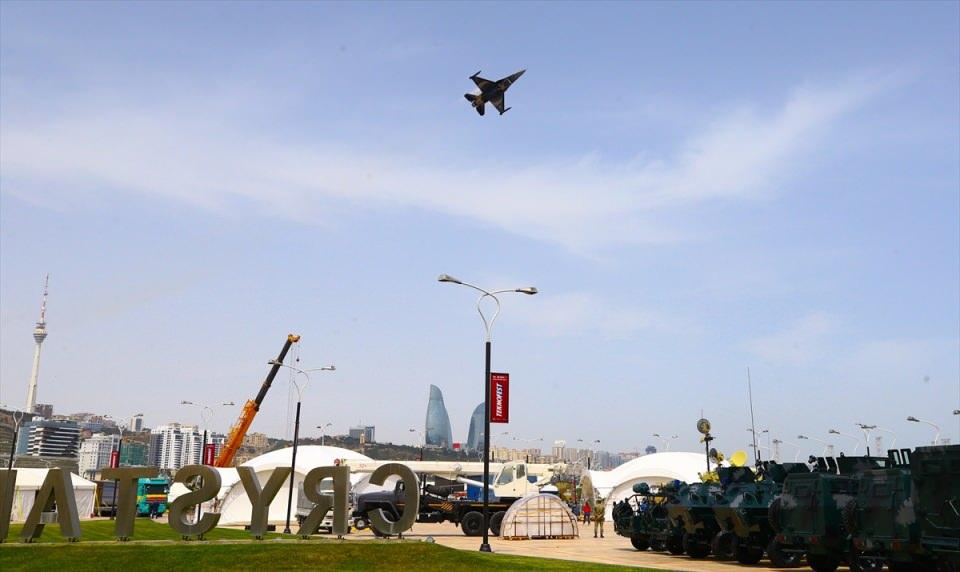 <p>Ziyaretçiler, su yüzeyinde gerçekleşecek uçuş şovları, 720 derece dönebilen uçuş simülatörü, havada uçuş deneyimi yaşatan hava tüneli, Bakü Meydanı’nda yapılacak lazer şovları ve her akşam gerçekleştirilecek konserleri takip edebilecek.</p>
<p> </p>