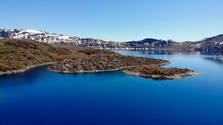 <p>Bitlis’te havaların ısınmasıyla birlikte Nemrut Dağı ile Nemrut Krater Gölü'nde yaz turizmi sezonu başladı.<br />
<br />
Doğal güzelliğiyle yerli ve yabancı turistlerin uğrak yeri olan Nemrut Dağı ile Nemrut Krater Gölü, her mevsim büründüğü farklı güzellikle misafirlerini ağırlıyor. Türkiye’nin en büyük ve dünyanın ise ikinci büyük krater gölü olma özelliğini sahip olan Nemrut Krater Gölü, yılın ilk ziyaretçilerini ağırlamaya başladı. </p>