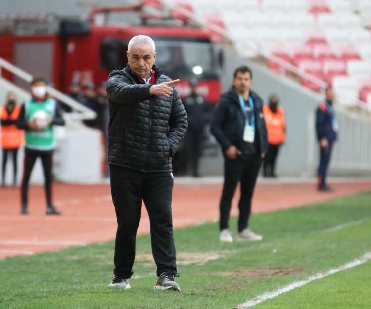 <p>Sivasspor Teknik Direktörü Rıza Çalımbay, Süper Lig'deki maç sayısını 591'e çıkararak, 578 karşılaşması bulunan Şenol Güneş'i geçti.</p>
