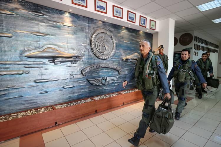 <p>F-16'ların havalanmasının arka planında pilotların yanı sıra pist, uçakların bakımı, kule, yer hizmetleri gibi alanlarda yüzlerce kişilik ekip görev yapıyor.</p>