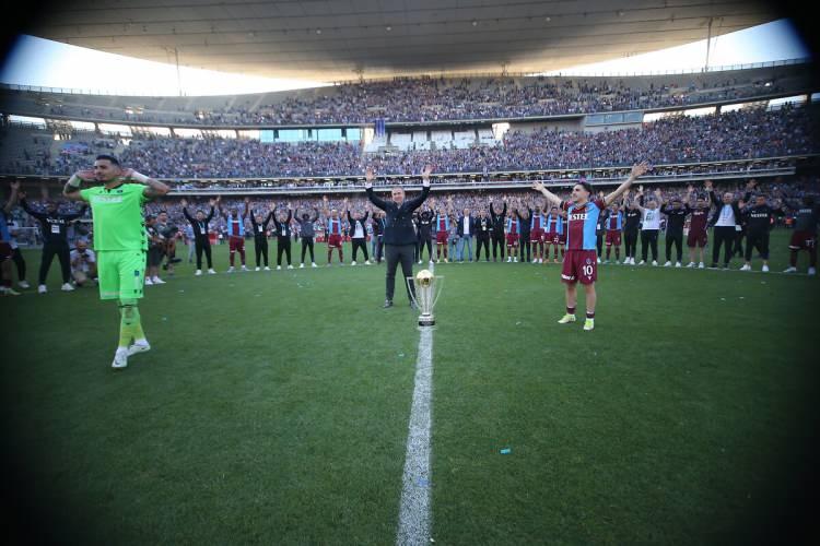 <p>Bordo-mavili ekip, ligin 35. haftasında Fraport TAV Antalyaspor'la 2-2 berabere kalarak bitime 3 hafta kala şampiyonluk coşkusu yaşadı.</p>
