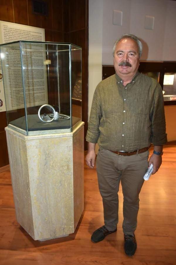 <p>Eserle ilgili bilgi veren İzmir Arkeoloji Müzesi Müdürü Cengiz Topal, "Erken arkaik döneme ait yaklaşık 2 bin 800 yıllık bir eser. Menderes Ahmetbeyli'deki Klaros Antik Kenti'nde bulundu. Şans getirmesi amacıyla kullanılır. Bazen mülkiyeti de sembolize edebilir. Daha çok törensel amaçlı kullanılır....</p>