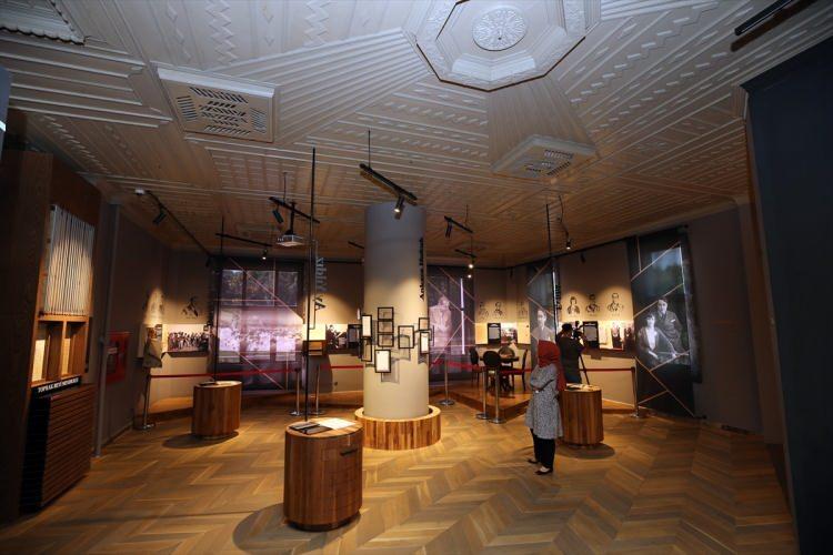 <p>Müzede hazırlanan bir odada ise 27 Mayıs darbesinin bildirisi, postal sesleri, Adnan Menderes'in konuşması ve 15 Temmuz hain darbe girişiminin görüntüsü ile Cumhurbaşkanı Recep Tayyip Erdoğan'ın seslenişi gösteriliyor.</p>

<p> </p>
