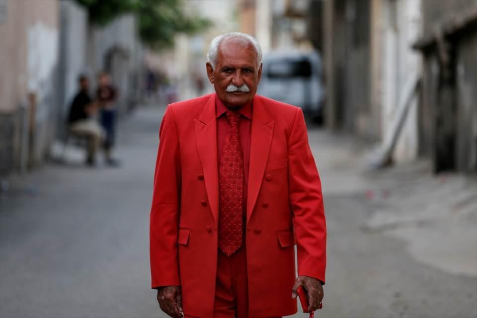 <p>Renkli kişiliğiyle tanınan Aziz Serim, düğünlerin ve dost meclislerinin de aranan yüzü.</p>

<p> </p>
