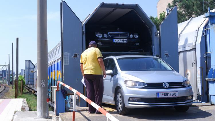 <p> Türkiye'de hem tatil yapacaklarını hem de akrabalarıyla bir araya geleceklerini ifade eden gurbetçiler, vatan hasretiyle yaşadıklarına değindi.</p>
