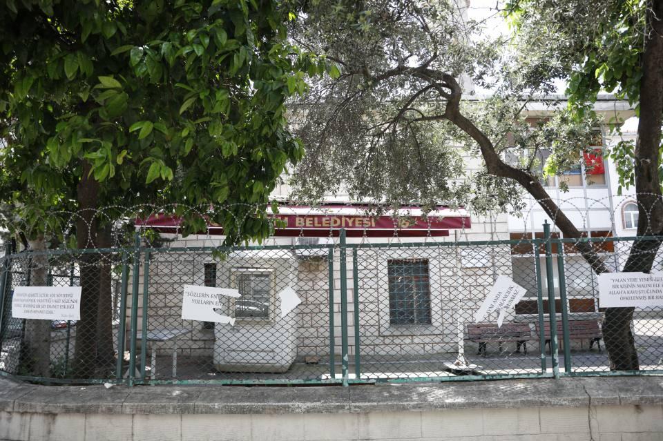 <p>Fatih'te bulunan Şeyh Hüsameddin Camii'nin çevresine asılan Hadis-i Şerif yazılı plakalardan bazıları parçalandı. Güvenlik kamerasına yansıyan saldırı tepki çekti.</p>