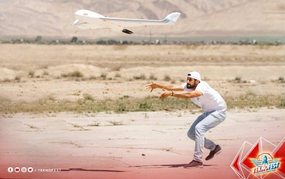 <p>TEKNOFEST bu yıl, 4 gün boyunca 10 farklı kategoride düzenlenen teknoloji yarışmaları, Bakü Crystal Hall’de düzenlenecek girişim zirvesi Take Off Bakü, Türk ve Azerbaycan Hava Kuvvetlerinin Bakü semalarındaki gösteri uçuşları, Türkiye ve Azerbaycan’dan festivale katılacak devlet ve özel şirketlerin yenilikçi ürünleriyle dopdolu özel sergi alanları, şovlar, ödül törenleri, konserler, lazer ve dans gösterileriyle şölene hazırlanıyor.</p>
<p> </p>