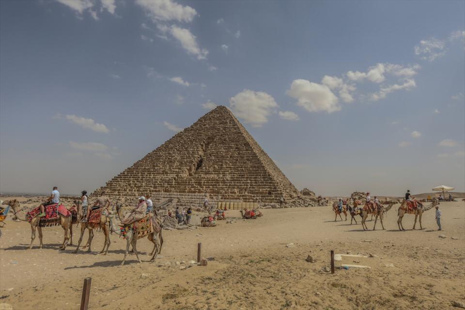 <p>Mısır Turizm Bakanlığı resmi internet sitesinde yer alan bilgiye göre, yüzlerce yıllık Keops, Kefren ve Mikerinos piramitleri, 4. Firavun Hanedanlığı (MÖ 3494- MÖ 2613) döneminde yaşayan krallar için mezarlık olarak inşa edildi.</p>

<p> </p>
