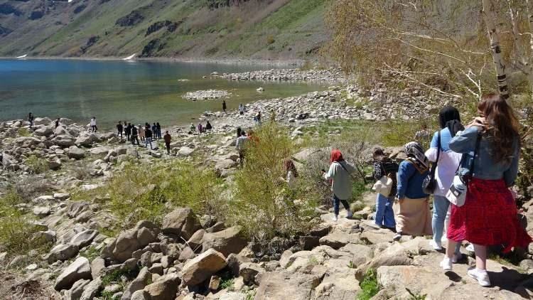 <p>Geçen hafta yolların kapalı olduğunu ve yeni açıldığını, dolayısıyla çok güzel bir doğa olduğunu ve mutlaka görmemiz gerektiğini söyledi.</p>
