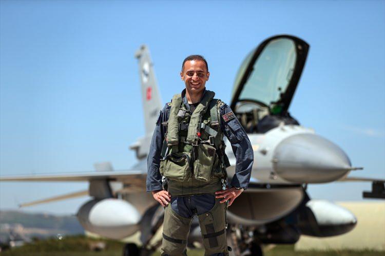 <div>Öncelikle icra edecekleri görev hakkında brifing alan pilotlar, soyunma odasında F-16'lara özel tam donanımlı kıyafetlerini ve ekipmanlarını hazırlayarak uçağa geçiyor.</div>

<div> </div>

<div> </div>
