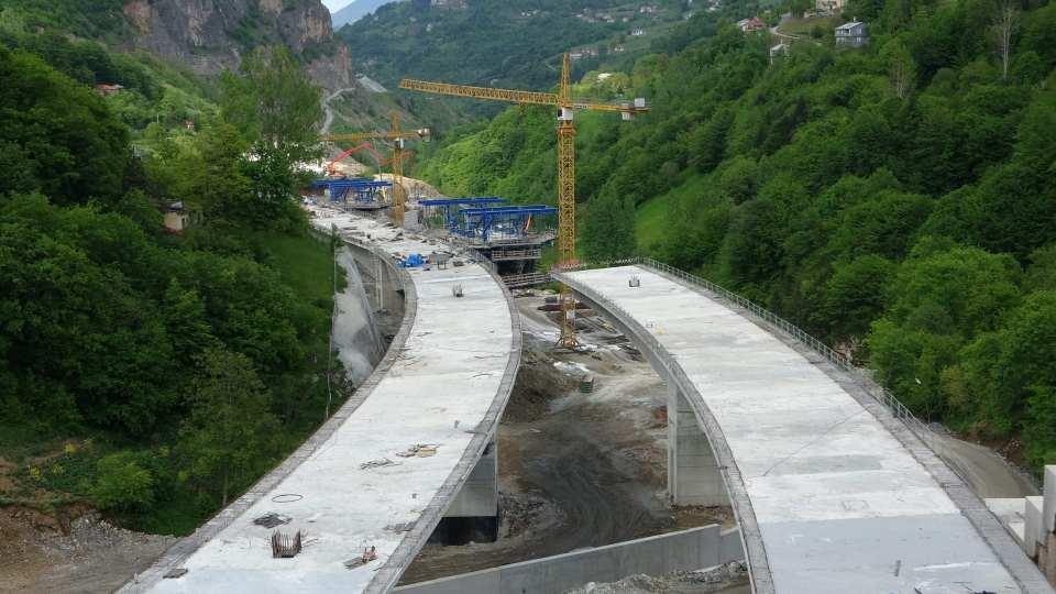 <p>Bu yılın sonunda tamamlamayı hedeflediğimiz projemizin hizmete girmesiyle birlikte, mevcut yol tam 8 kilometre daha kısalacak" ifadelerini kullanmıştı.</p>
