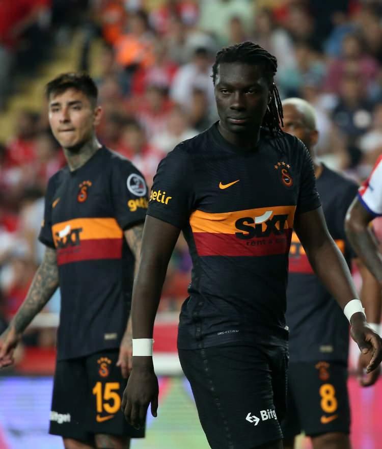 <p>Süper Lig tarihinde 563 haftayla en fazla liderlik koltuğuna oturan takım konumundaki Galatasaray, bu sezon hiçbir hafta ilk sırada yer almadı.</p>
