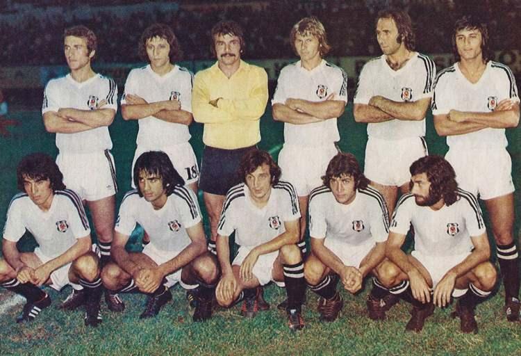 <p>1975-1976 sezonunda ligi 11. sırada tamamlayan Beşiktaş, 25 gol atıp kalesinde 32 gol gördü.<br />
<br />
Böylece eksi 7 gol averajıyla "Üç büyükler" arasında ligi eksi averajla tamamlayan ilk takım oldu.</p>
