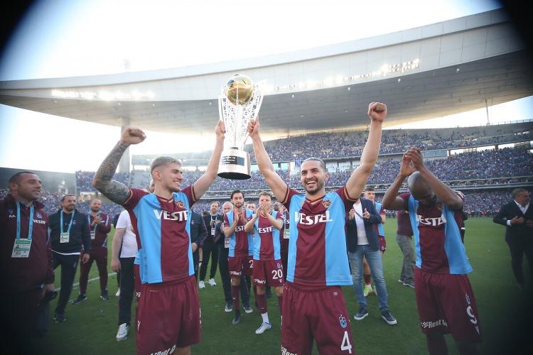 <p>Daha önce Beşiktaş'ın 14, Galatasaray'ın ise 13 sezon şampiyonluğa hasret kaldığı Süper Lig tarihinde Fenerbahçe'nin şampiyonluk hasreti 8 sezona çıktı.</p>
