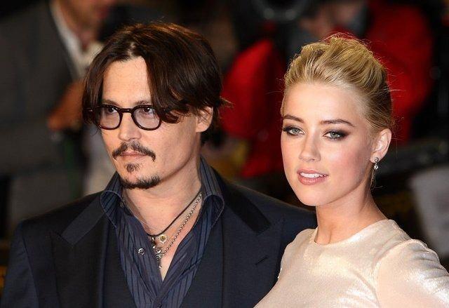 <p><span style="color:#000000"><strong>Hollywood yıldızı Johnny Depp ve Amber Heard, 2017 yılında evliliklerini noktalama kararı alsa da son bir aydır 50 milyon dolarlık 'iftira' davasıyla yeniden gündem oldular. </strong></span></p>
