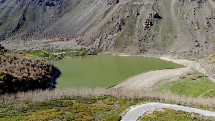 <p>Kış sezonun bitmesine rağmen coğrafi şartları nedeniyle geçtiğimiz günlerde yolu kardan açılan Nemrut Krater Gölü’ne her geçen gün ziyaretler artarak gelmeye devam ediyor. Avrupalı Seçkin Destinasyonlar (EDEN) projesi çerçevesinde ‘mükemmeliyet ödülü’ alan Nemrut Krater Gölü; buhar bacası, küçük ve büyük gölleri ile her mevsim ziyaretçilerine ayrı ayrı güzellikler sunuyor.</p>