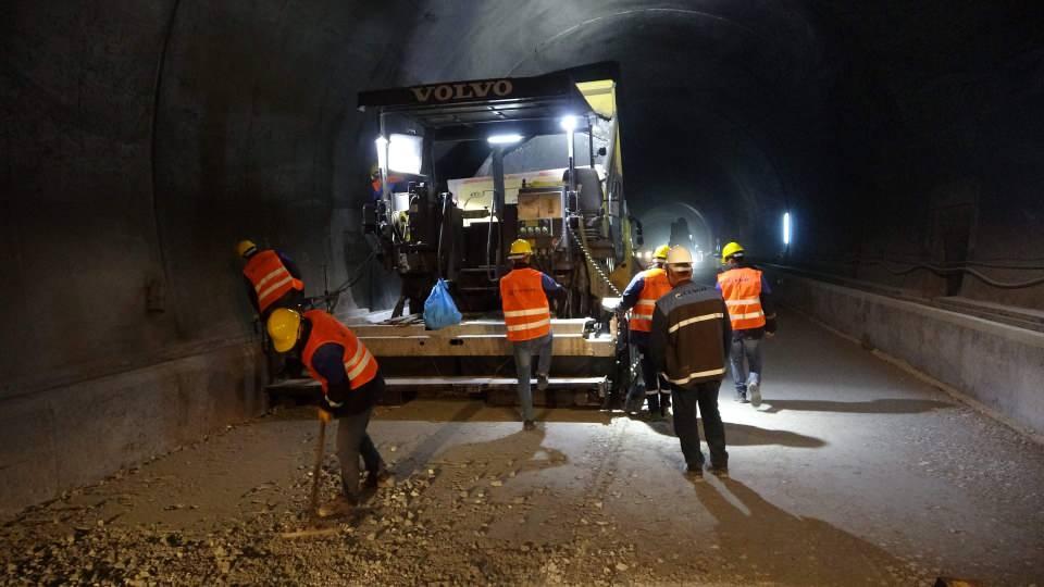 <p>Tamamlandığında dünyanın ikinci, Avrupa'nın ve Türkiye'nin en uzun çift tüplü karayolu tüneli olacak olan 14,5 kilometrelik yeni Zigana Tüneli inşaatının yıl sonunda tamamlanması için çalışmalar gece gündüz sürüyor.</p>

