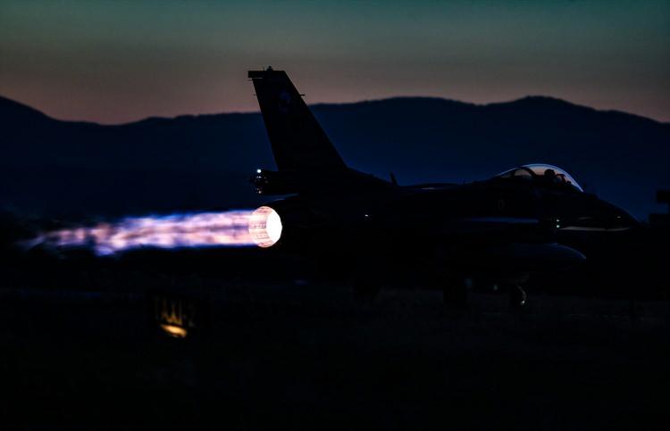 <div>LANTIRN podlarının ise 1994'ten itibaren devreye alındığını dile getiren Binbaşı, "LANTIRN pilotlarını biz Türkçede 'GAGAVUZ pilotu' yani 'gece alçak gidiş, vuruş ve atış uzmanı' olarak adlandırıyoruz. </div>