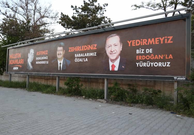<p>CHP Genel Başkanı Kemal Kılıçdaroğlu ile partili tüm belediye başkanlarının Van'daki kampı bugün başlarken, ‘27 Mayıs Darbesi’nin yıl dönümü nedeniyle kentteki reklam panolarına ve billboardlara asılan "Menderes’i astınız, Özal’ı zehirlediniz, Erdoğan’ı yedirmeyiz" yazılı afişler dikkat çekti.</p>
