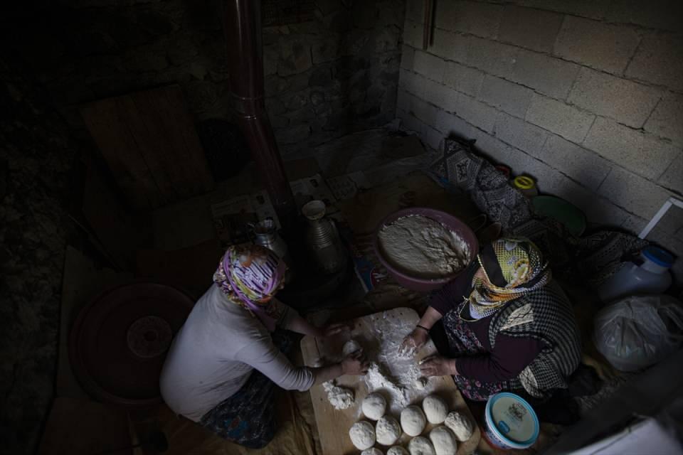 <div>Bölgenin fotoğraf severler için son derece güvenli olduğunu da belirten Ertaş, şunları kaydetti:</div>
<div> </div>
<div>"Bizim gibi bütün doğa fotoğrafçılarını bu bölgeye bekliyoruz. Bu bölgeler oldukça bakir alanlar. Gerçekten burada coğrafya çok güzel. </div>
