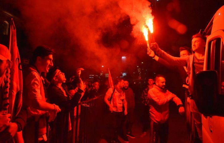 <p>Bir süre tezahüratlara devam eden taraftarlar, daha sonra Sivas Belediyesi tarafından tahsis edilen otobüslere binerek yola çıktı.</p>
