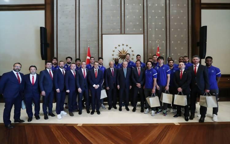 <p>Cumhurbaşkanı Recep Tayyip Erdoğan, Turkish Airlines Euroleague şampiyonu Anadolu Efes Spor Kulübü'nün yönetici, teknik heyet ve sporcularını kabul etti.</p>
