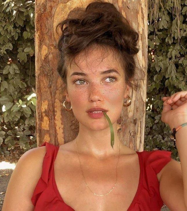 <p><strong>PINAR DENİZ'İN ABLASI HURİ DENİZ</strong></p>